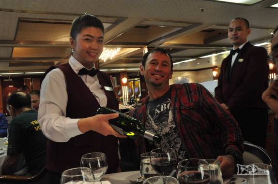 O australiano Lochi ganha mais um pouco de vinho no nosso último jantar no Sea Spirit